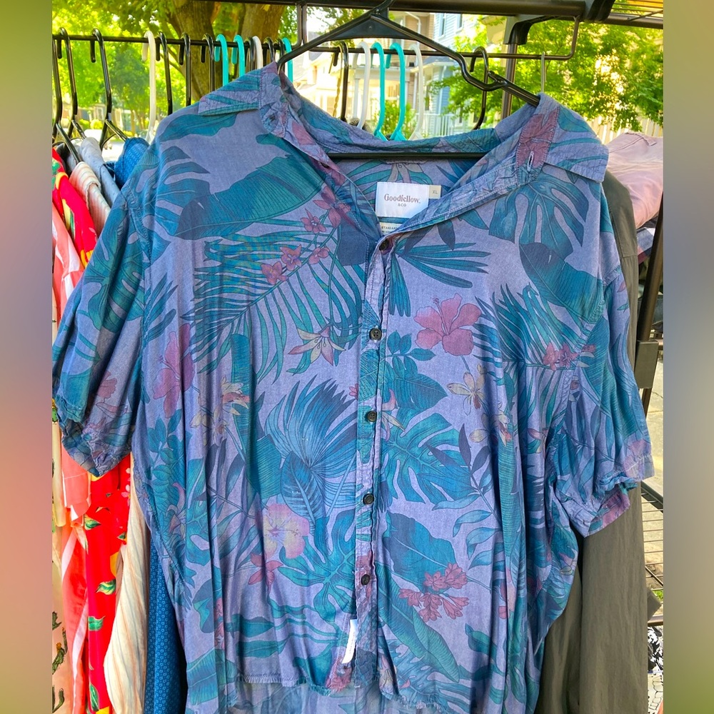 Fun Hawaiian themed shirt from Goodfellow Men’s XL